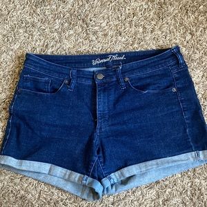 Womens universal threads size 10 Jean shorts 5 inch inseam